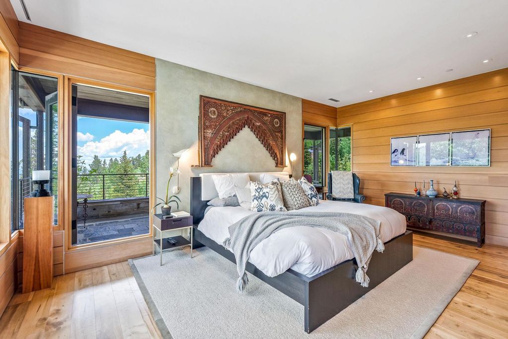 7 Ruby Hollow, Park City, Utah is a stunning alpine retreat situated along the remarkable ridgeline view of Flagstaff Mountain, it was designed as a supremely private and preeminent skiing destination.