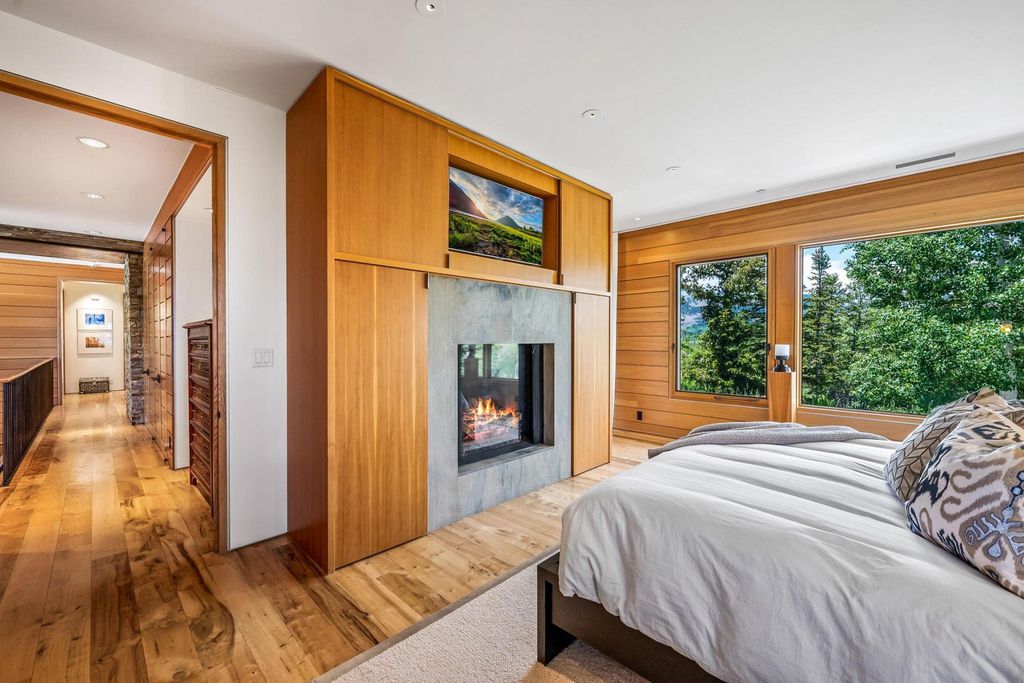 7 Ruby Hollow, Park City, Utah is a stunning alpine retreat situated along the remarkable ridgeline view of Flagstaff Mountain, it was designed as a supremely private and preeminent skiing destination.