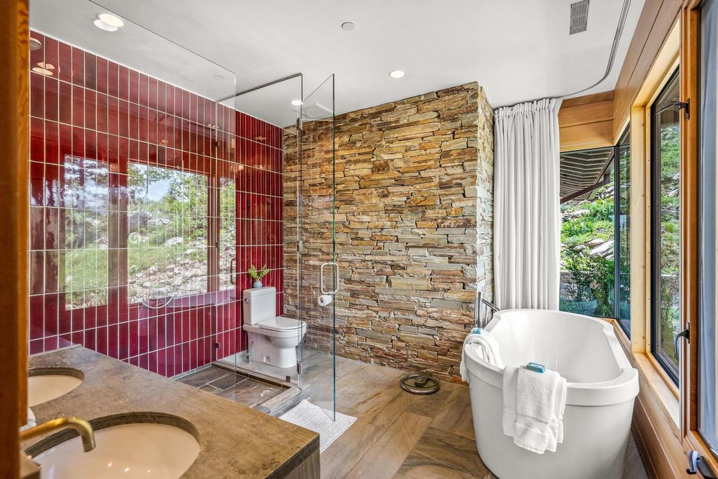7 Ruby Hollow, Park City, Utah is a stunning alpine retreat situated along the remarkable ridgeline view of Flagstaff Mountain, it was designed as a supremely private and preeminent skiing destination.