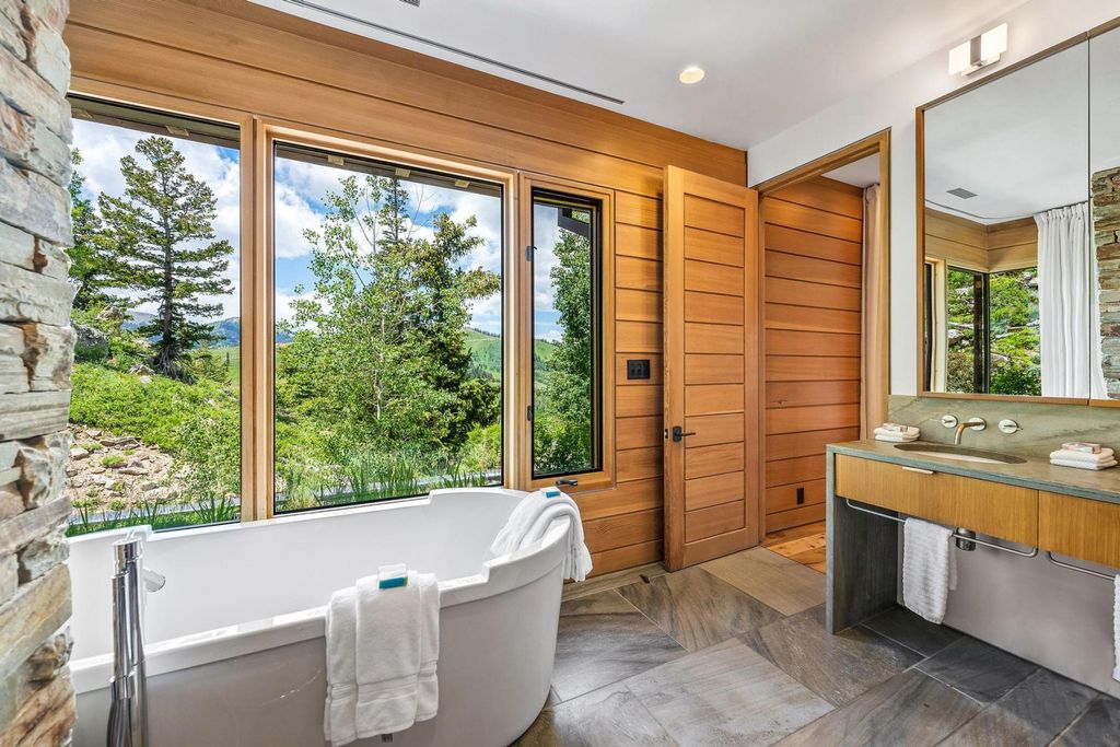 7 Ruby Hollow, Park City, Utah is a stunning alpine retreat situated along the remarkable ridgeline view of Flagstaff Mountain, it was designed as a supremely private and preeminent skiing destination.