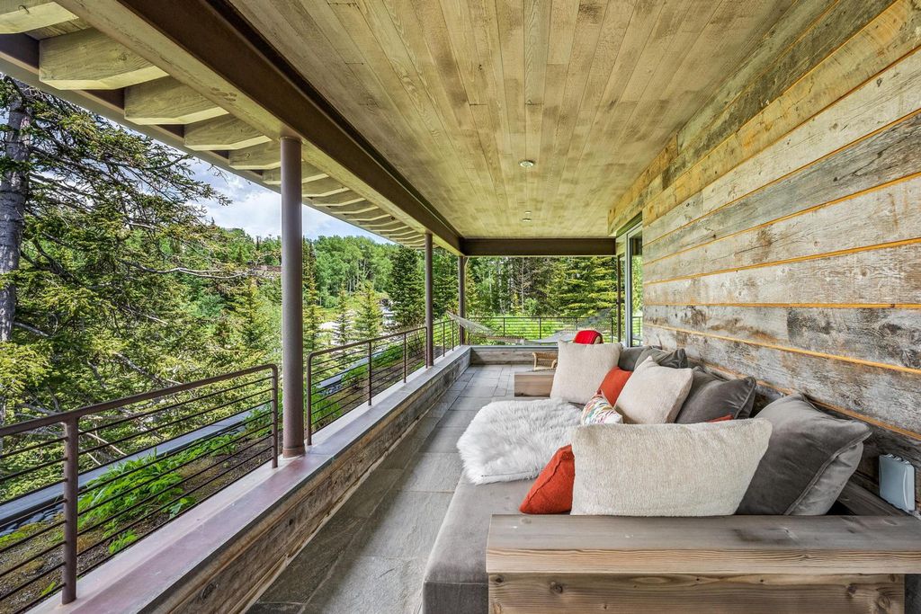 7 Ruby Hollow, Park City, Utah is a stunning alpine retreat situated along the remarkable ridgeline view of Flagstaff Mountain, it was designed as a supremely private and preeminent skiing destination.
