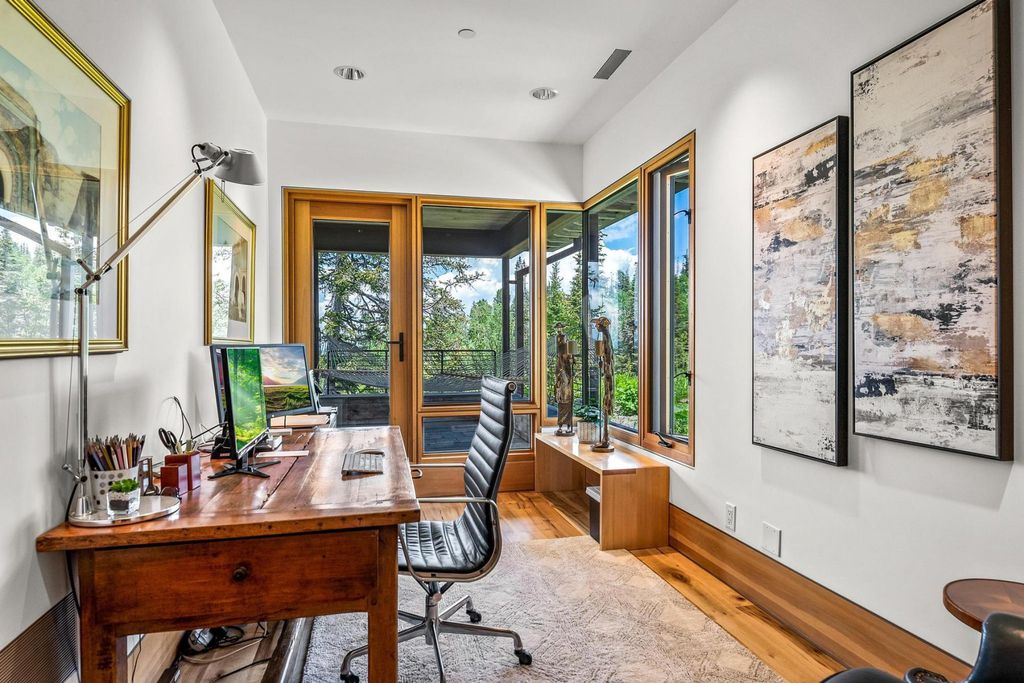 7 Ruby Hollow, Park City, Utah is a stunning alpine retreat situated along the remarkable ridgeline view of Flagstaff Mountain, it was designed as a supremely private and preeminent skiing destination.