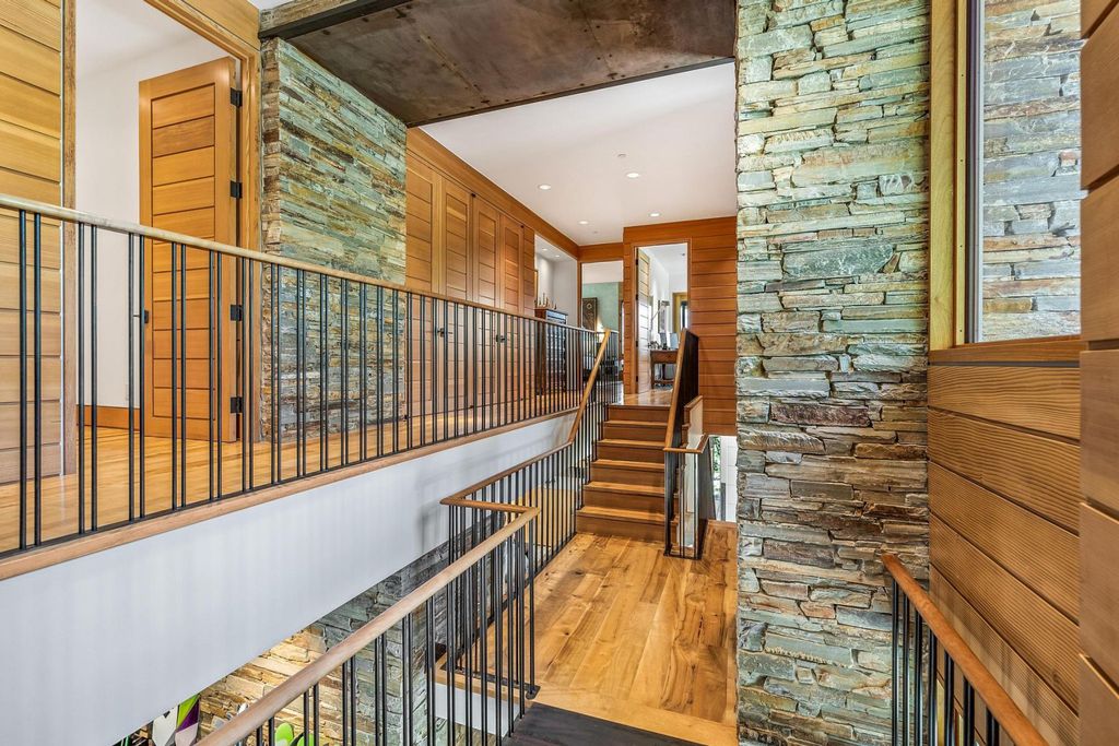 7 Ruby Hollow, Park City, Utah is a stunning alpine retreat situated along the remarkable ridgeline view of Flagstaff Mountain, it was designed as a supremely private and preeminent skiing destination.