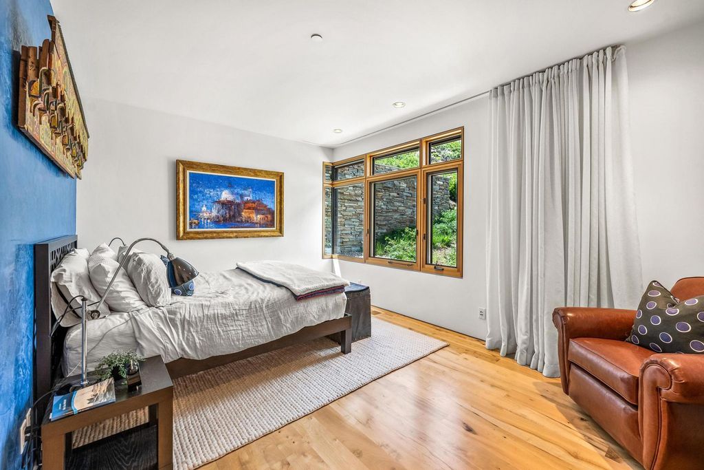 7 Ruby Hollow, Park City, Utah is a stunning alpine retreat situated along the remarkable ridgeline view of Flagstaff Mountain, it was designed as a supremely private and preeminent skiing destination.
