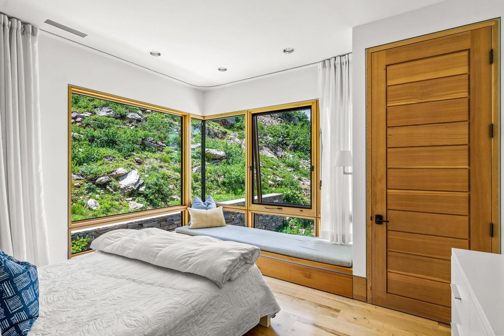 7 Ruby Hollow, Park City, Utah is a stunning alpine retreat situated along the remarkable ridgeline view of Flagstaff Mountain, it was designed as a supremely private and preeminent skiing destination.