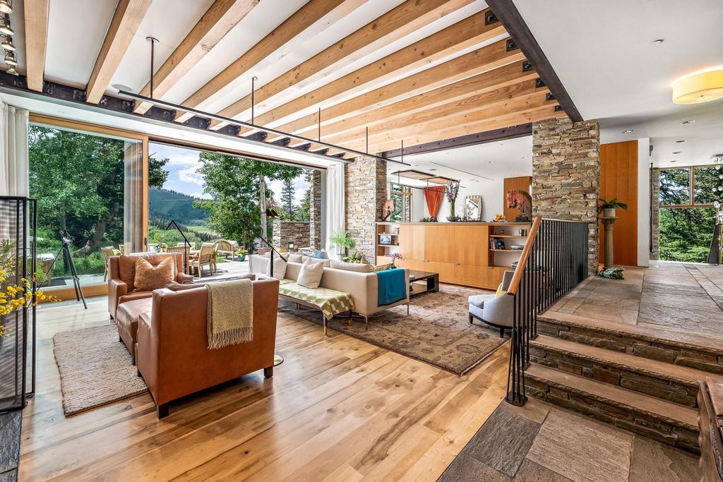 7 Ruby Hollow, Park City, Utah is a stunning alpine retreat situated along the remarkable ridgeline view of Flagstaff Mountain, it was designed as a supremely private and preeminent skiing destination.