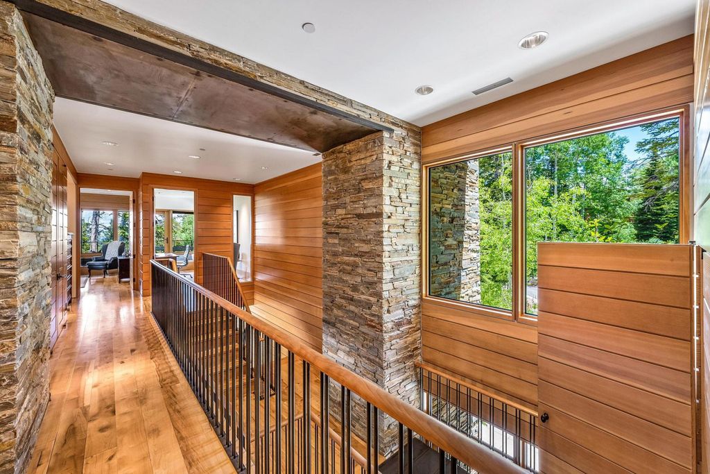 7 Ruby Hollow, Park City, Utah is a stunning alpine retreat situated along the remarkable ridgeline view of Flagstaff Mountain, it was designed as a supremely private and preeminent skiing destination.