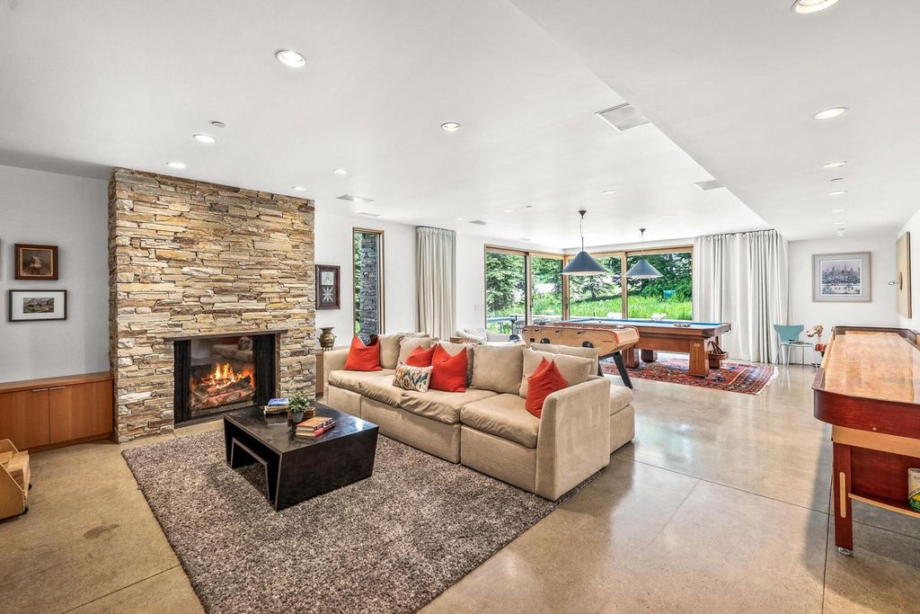 7 Ruby Hollow, Park City, Utah is a stunning alpine retreat situated along the remarkable ridgeline view of Flagstaff Mountain, it was designed as a supremely private and preeminent skiing destination.