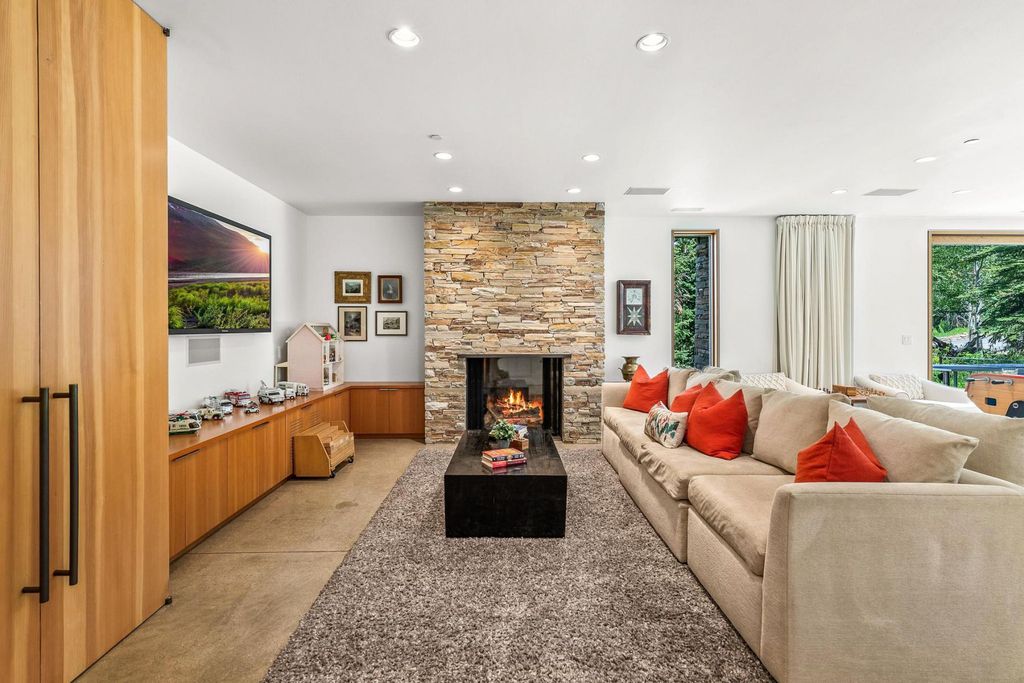 7 Ruby Hollow, Park City, Utah is a stunning alpine retreat situated along the remarkable ridgeline view of Flagstaff Mountain, it was designed as a supremely private and preeminent skiing destination.