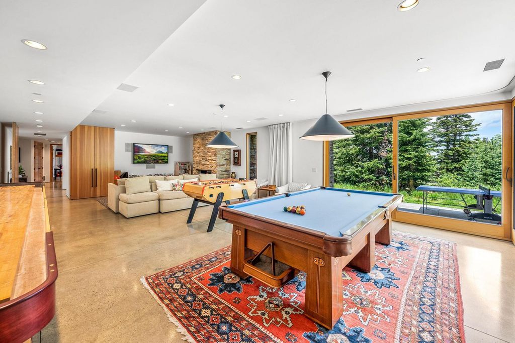 7 Ruby Hollow, Park City, Utah is a stunning alpine retreat situated along the remarkable ridgeline view of Flagstaff Mountain, it was designed as a supremely private and preeminent skiing destination.