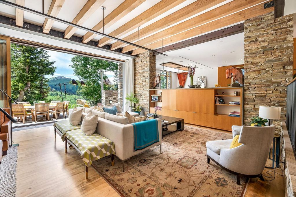 7 Ruby Hollow, Park City, Utah is a stunning alpine retreat situated along the remarkable ridgeline view of Flagstaff Mountain, it was designed as a supremely private and preeminent skiing destination.