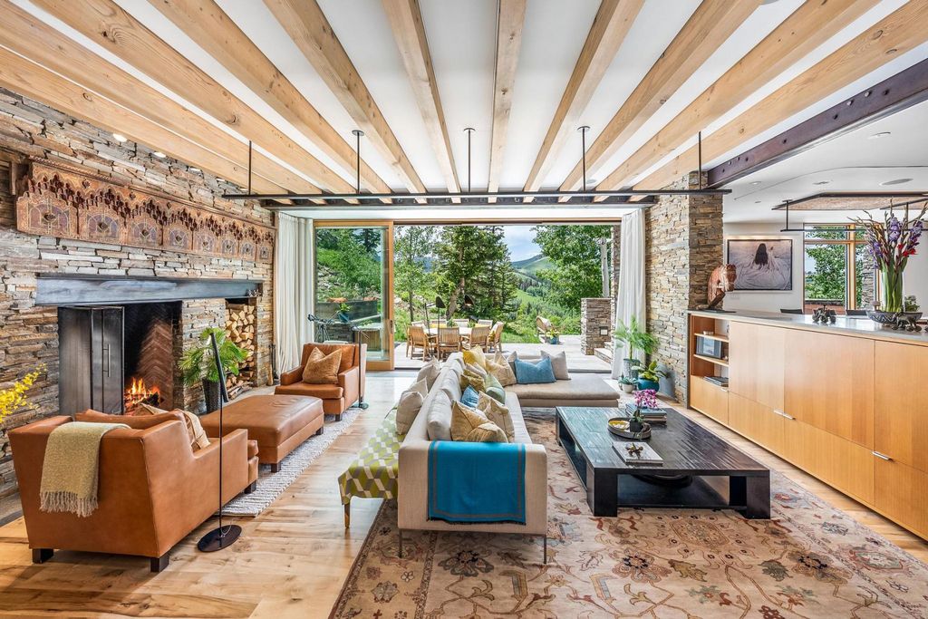 7 Ruby Hollow, Park City, Utah is a stunning alpine retreat situated along the remarkable ridgeline view of Flagstaff Mountain, it was designed as a supremely private and preeminent skiing destination.