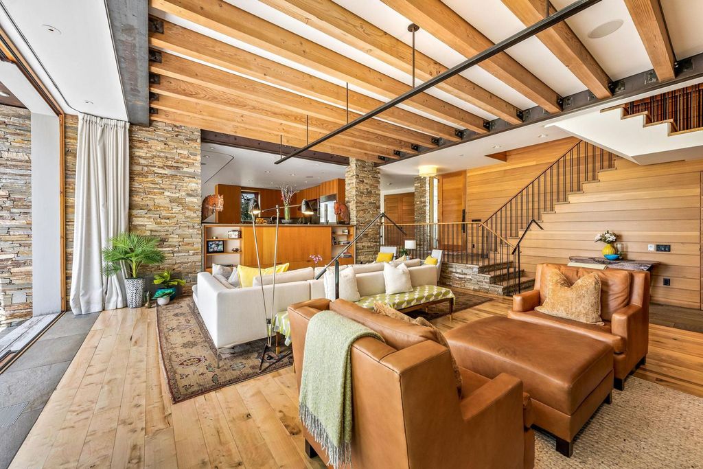 7 Ruby Hollow, Park City, Utah is a stunning alpine retreat situated along the remarkable ridgeline view of Flagstaff Mountain, it was designed as a supremely private and preeminent skiing destination.