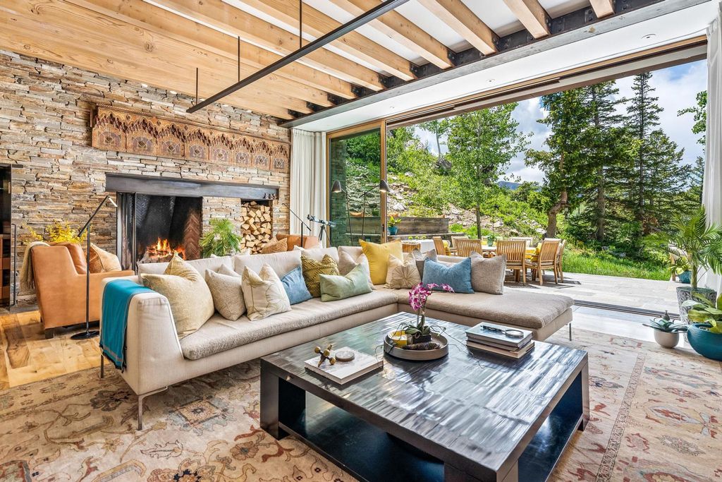 7 Ruby Hollow, Park City, Utah is a stunning alpine retreat situated along the remarkable ridgeline view of Flagstaff Mountain, it was designed as a supremely private and preeminent skiing destination.