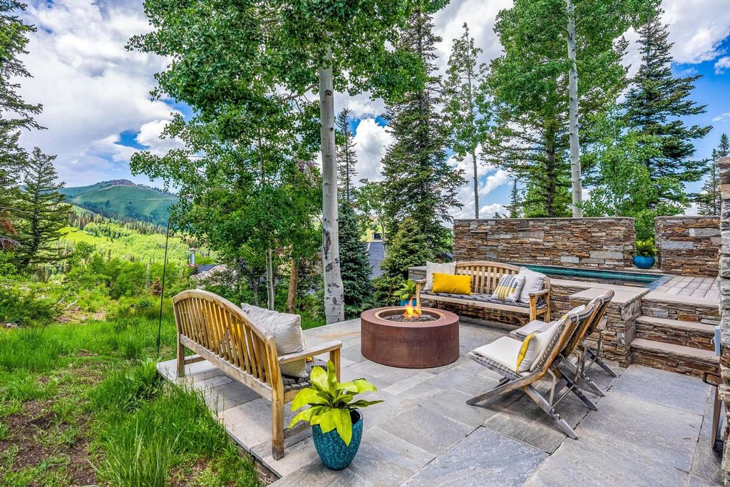 7 Ruby Hollow, Park City, Utah is a stunning alpine retreat situated along the remarkable ridgeline view of Flagstaff Mountain, it was designed as a supremely private and preeminent skiing destination.