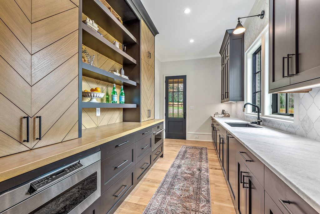 The Estate in Charlotte is a luxurious home showcasing stunning living spaces and amenities now available for sale. This home located at 6015 Lansing Dr, Charlotte, North Carolina; offering 05 bedrooms and 05 bathrooms with 5,712 square feet of living spaces.