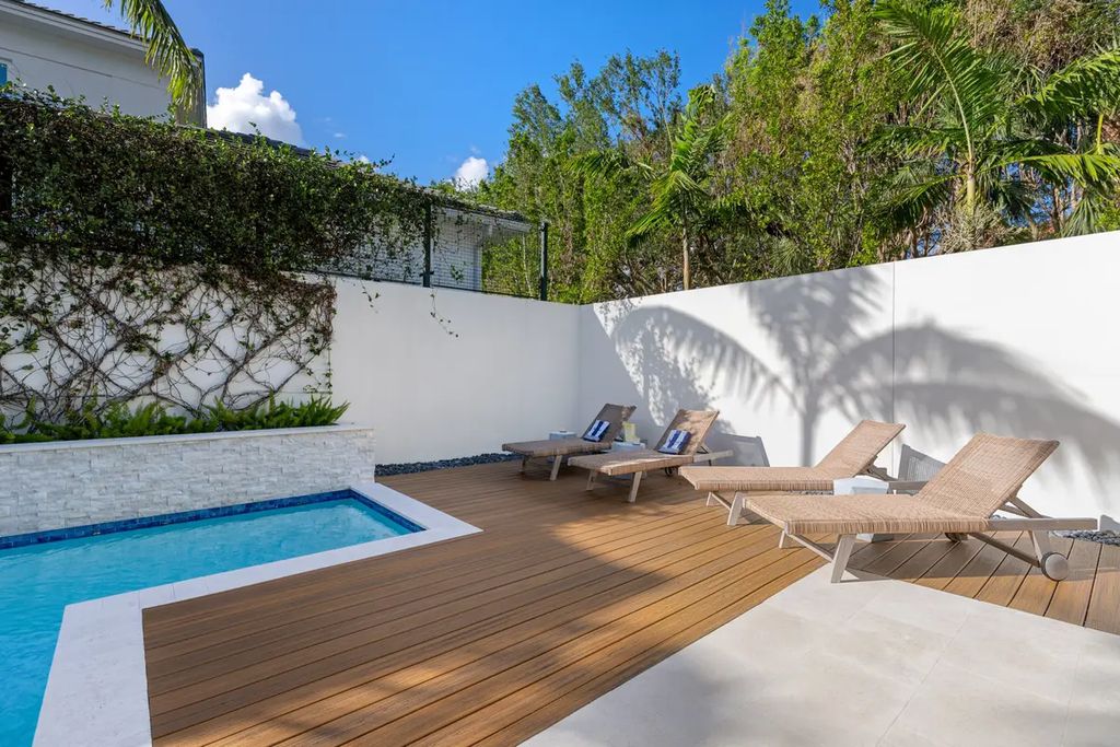 9201 Mercato Way, Naples, Florida is a magnificent gem in the heart of the Residences at Mercato just minutes from the famous Vanderbilt Beach with a custom outdoor oasis, an open floor plan, and designer touches throughout.