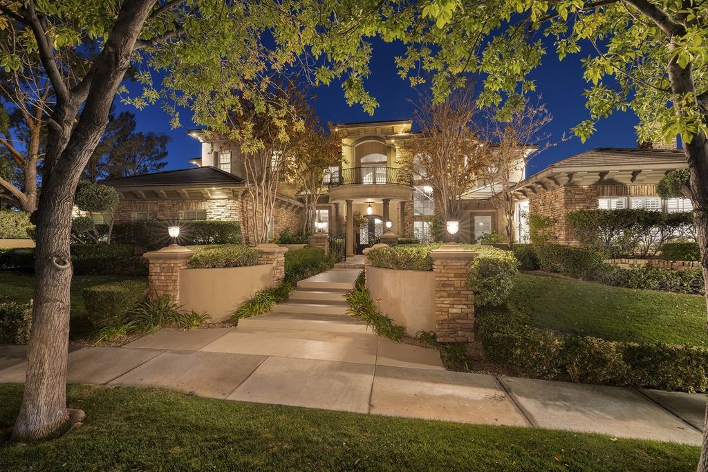 1513 Villa Rica Drive, Henderson, Nevada is a chic home in the Estates in Seven Hills with resort amenities including indoor-outdoor bar, movie theater, smart home, entertainers kitchen, bar seating, chic mirrored backsplash and more.