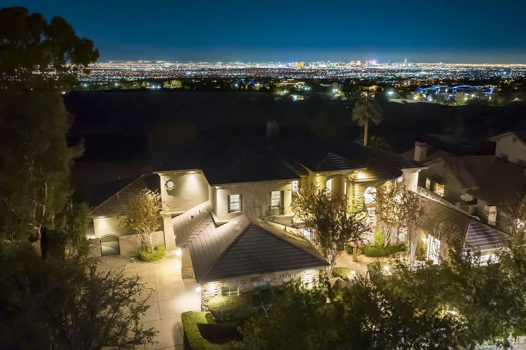 1513 Villa Rica Drive, Henderson, Nevada is a chic home in the Estates in Seven Hills with resort amenities including indoor-outdoor bar, movie theater, smart home, entertainers kitchen, bar seating, chic mirrored backsplash and more.