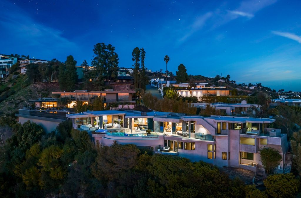 1525 Blue Jay Way, Los Angeles, California is an exceptional blend of art and architecture, showcasing a unique expression of design and creativity that will leave you in awe. 