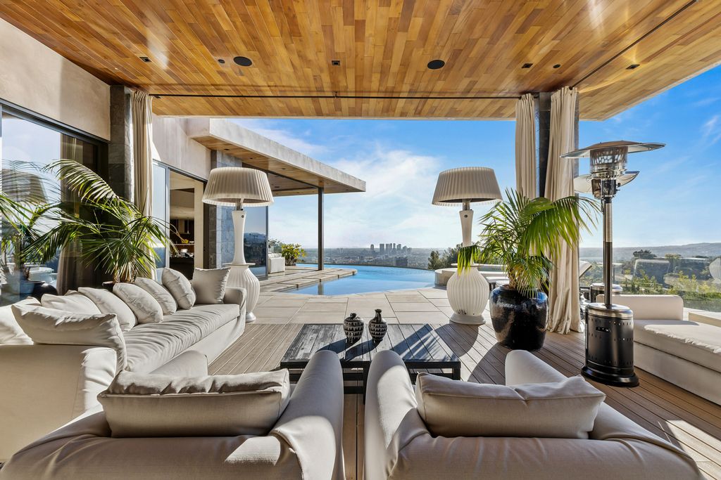 1525 Blue Jay Way, Los Angeles, California is an exceptional blend of art and architecture, showcasing a unique expression of design and creativity that will leave you in awe. 