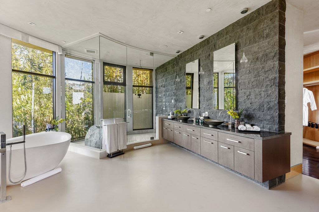1525 Blue Jay Way, Los Angeles, California is an exceptional blend of art and architecture, showcasing a unique expression of design and creativity that will leave you in awe. 