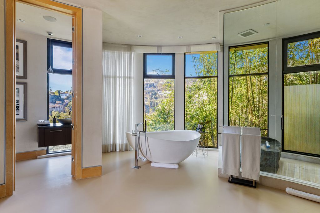 1525 Blue Jay Way, Los Angeles, California is an exceptional blend of art and architecture, showcasing a unique expression of design and creativity that will leave you in awe. 