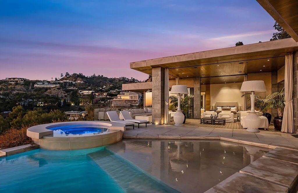 1525 Blue Jay Way, Los Angeles, California is an exceptional blend of art and architecture, showcasing a unique expression of design and creativity that will leave you in awe. 