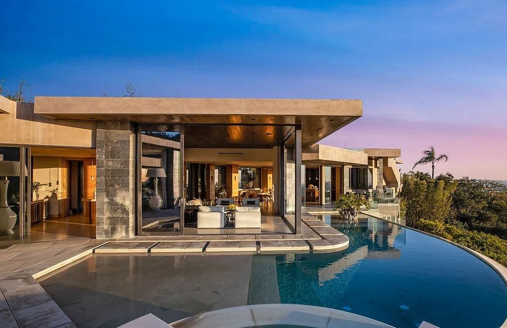 1525 Blue Jay Way, Los Angeles, California is an exceptional blend of art and architecture, showcasing a unique expression of design and creativity that will leave you in awe. 