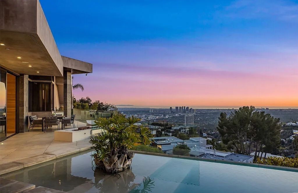 1525 Blue Jay Way, Los Angeles, California is an exceptional blend of art and architecture, showcasing a unique expression of design and creativity that will leave you in awe. 