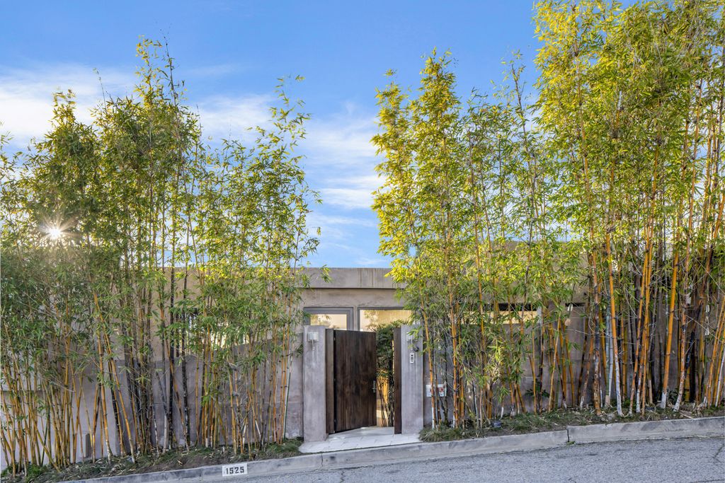 1525 Blue Jay Way, Los Angeles, California is an exceptional blend of art and architecture, showcasing a unique expression of design and creativity that will leave you in awe. 