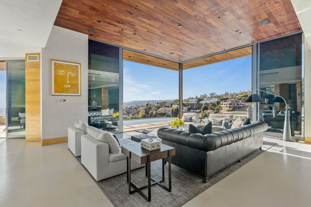 1525 Blue Jay Way, Los Angeles, California is an exceptional blend of art and architecture, showcasing a unique expression of design and creativity that will leave you in awe. 