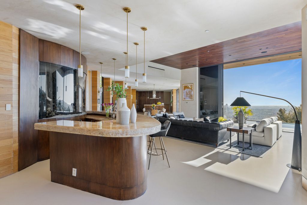 1525 Blue Jay Way, Los Angeles, California is an exceptional blend of art and architecture, showcasing a unique expression of design and creativity that will leave you in awe. 
