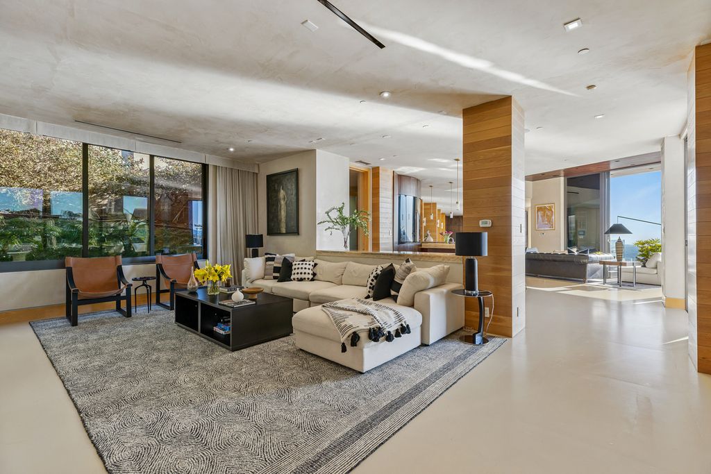 1525 Blue Jay Way, Los Angeles, California is an exceptional blend of art and architecture, showcasing a unique expression of design and creativity that will leave you in awe. 
