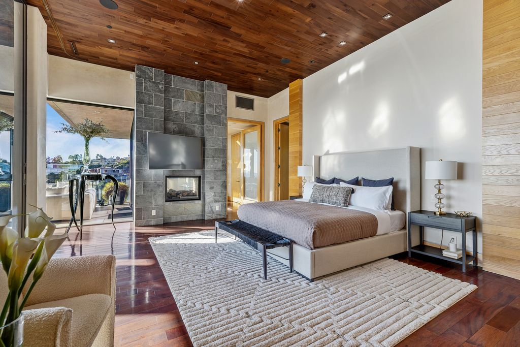 1525 Blue Jay Way, Los Angeles, California is an exceptional blend of art and architecture, showcasing a unique expression of design and creativity that will leave you in awe. 