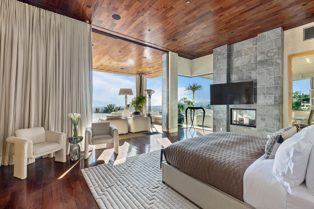 1525 Blue Jay Way, Los Angeles, California is an exceptional blend of art and architecture, showcasing a unique expression of design and creativity that will leave you in awe. 