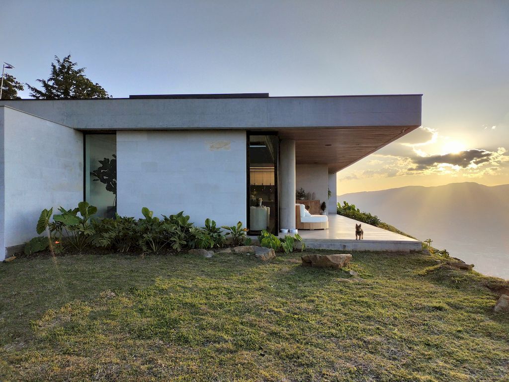 Balcony House to Enjoy Incredible Views of Nature by Bassico Arquitectos
