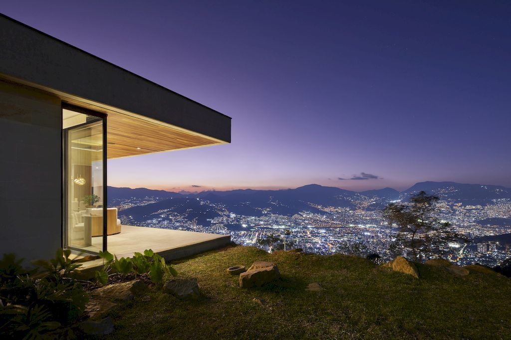 Balcony House to Enjoy Incredible Views of Nature by Bassico Arquitectos