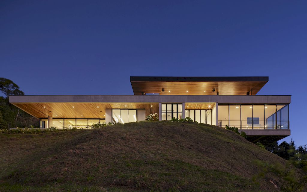 Balcony House to Enjoy Incredible Views of Nature by Bassico Arquitectos