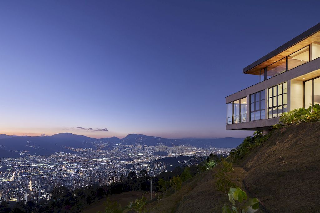 Balcony House to Enjoy Incredible Views of Nature by Bassico Arquitectos
