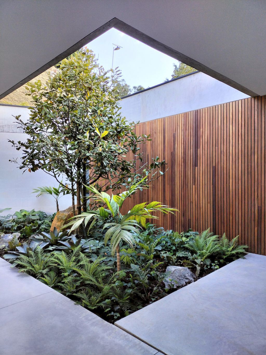 Balcony House to Enjoy Incredible Views of Nature by Bassico Arquitectos