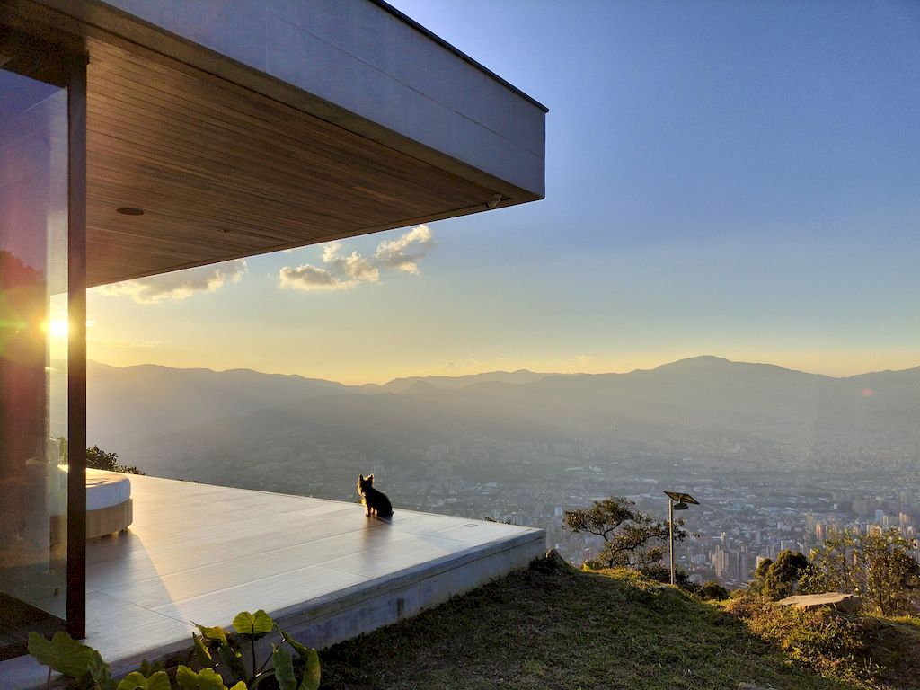 Balcony House to Enjoy Incredible Views of Nature by Bassico Arquitectos