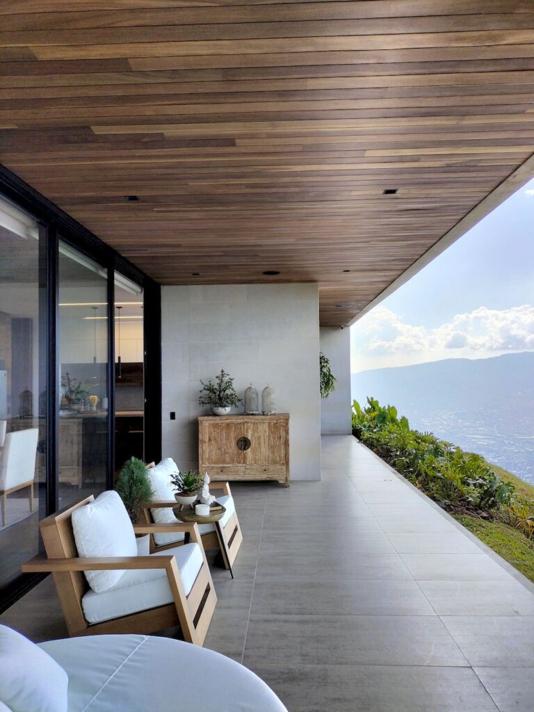 Balcony House to Enjoy Incredible Views of Nature by Bassico Arquitectos 21