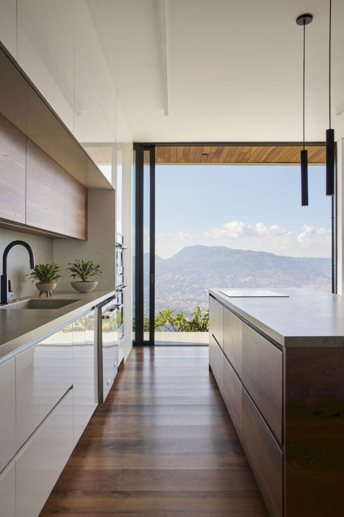 Balcony House to Enjoy Incredible Views of Nature by Bassico Arquitectos 25
