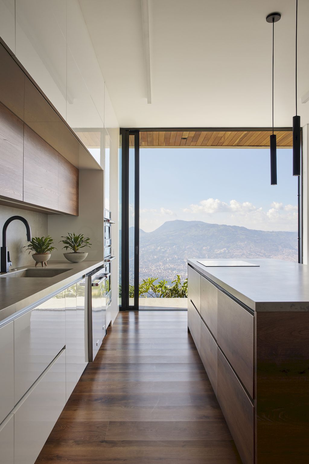 Balcony House to Enjoy Incredible Views of Nature by Bassico Arquitectos