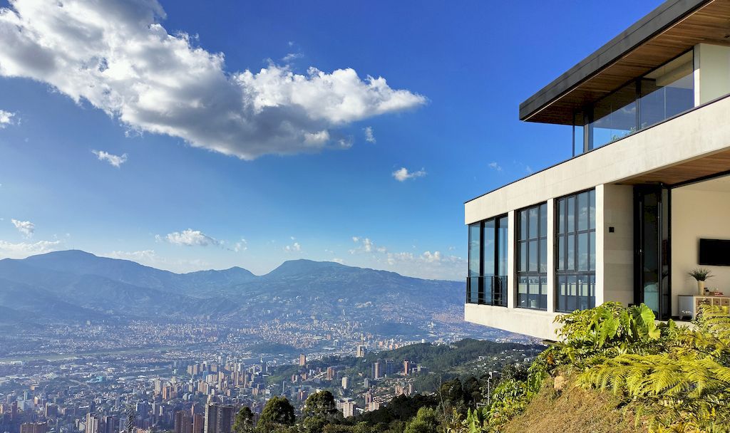 Balcony House to Enjoy Incredible Views of Nature by Bassico Arquitectos