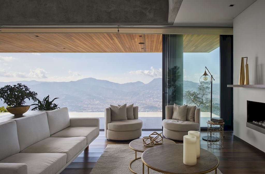 Balcony House to Enjoy Incredible Views of Nature by Bassico Arquitectos