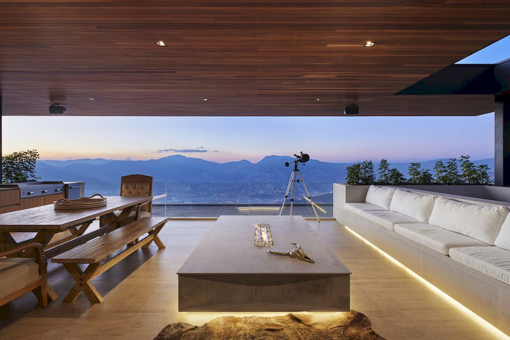 Balcony House to Enjoy Incredible Views of Nature by Bassico Arquitectos