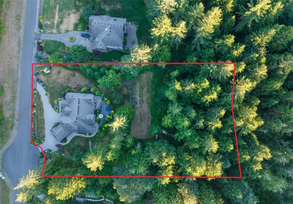 The Home in Redmond is a luxurious home with gracious room sizes and cozy spaces, now available for sale. This home located at 9215 255th Avenue NE, Redmond, Washington