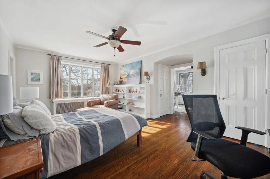 The House in Kenilworth is a distinguished home with a stately circular drive boasts an extra large lot...over a half acre, now available for sale. This home located at 355 Kenilworth Ave, Kenilworth, Illinois